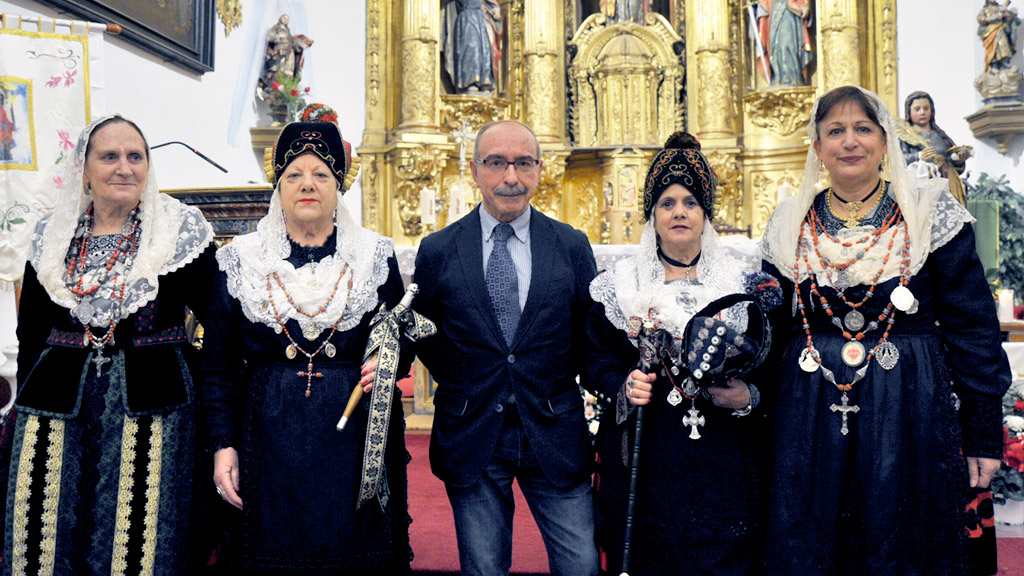 Matesanz posa junto a las alcaldesas de Santo Tomás antes del inicio de la misa.