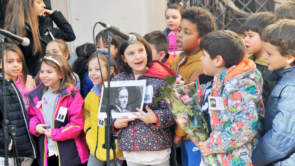 Alumnos del colegio Fray Juan de la Cruz, en el centro histórico de Segovia, durante el recital que ha tenido lugar en la Casa Museo por la mañana. / Kamarero
