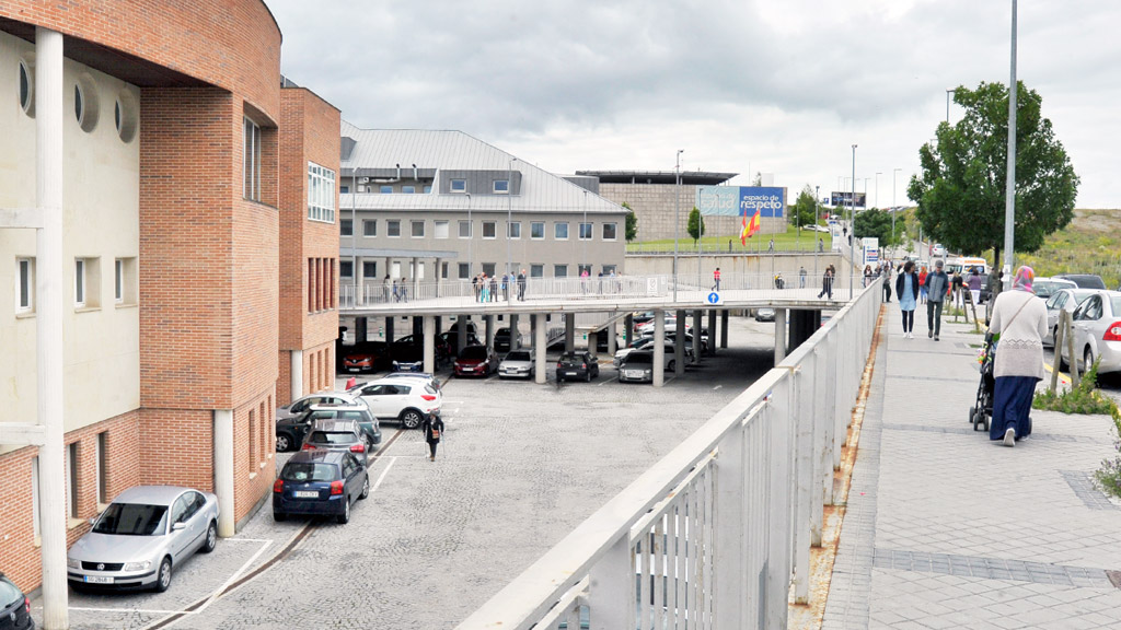 El Hospital de Segovia recibe diariamente a centenares de personas, entre trabajadores, enfermos, familiares, etc. / Kamarero