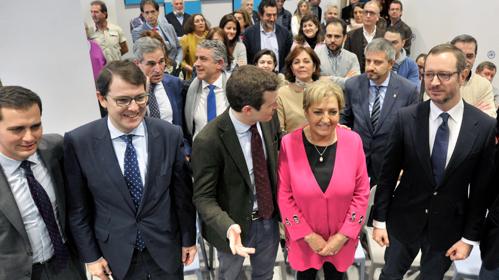 Pablo Casado en el centro, junto a la presidenta del PP, de Segovia, Paloma Sanz, Pérez, Mañeco y Javier Maroto. / kamarero