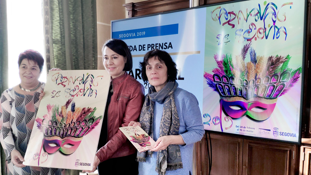 La alcaldesa sostiene el cartel del Carnaval junto a su autora, Piedad García, en presencia de la concejala de Cultura. / E. A.