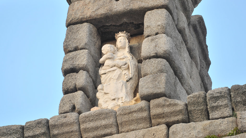 La Virgen del Acueducto está situada a 23 metros de altura en el Azoguejo. / Kamarero
