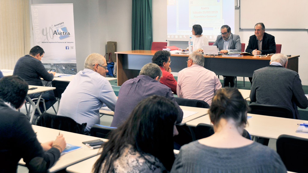 Medio centenar de socios asistieron a la asamblea general de Asetra en el Centro de Transportes de Segovia. / KAMARERO