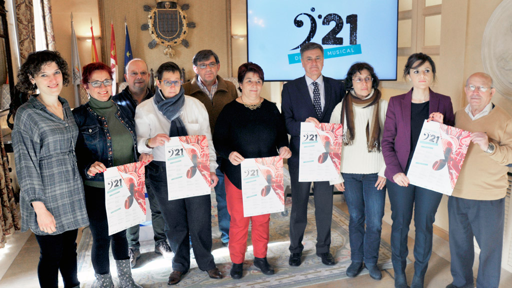 La alcaldesa, el presidente de la Diputación y otros responsables culturales, junto a integrantes del movimiento vecinal. / Kamarero