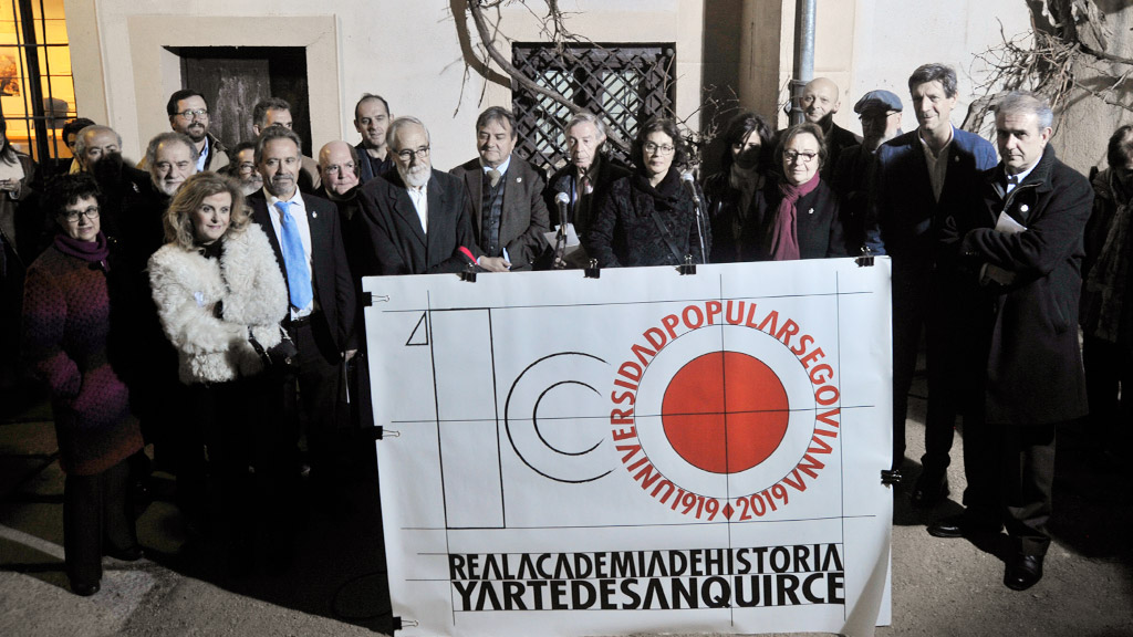 Académicos de San Quirce aprovecharon para presentar el logo del Centenario de la Universidad Popular de Segovia. / Kamarero