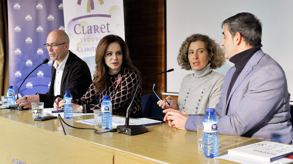 De izquierda a derecha, el director del Colegio Claret Juan José Raya, la presidenta de las Cortes Silvia Clemente, la periodista Teresa Sanz, coordinadora del libro y  el profesor del centro Carlos García Fuentetaja, durante la charla ante los alumnos  en el salón de actos. / KAMARERO