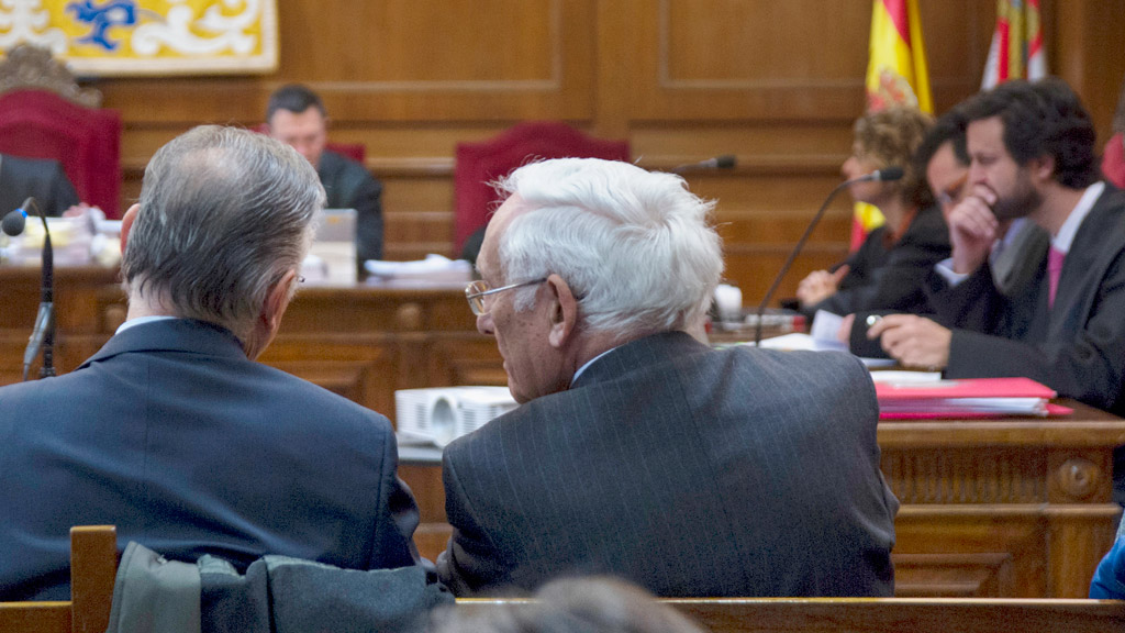 Atilano Soto, en el banquillo, antes de intervenir en el juicio de ayer donde se interrogó a cuatro acusados. / kamarero