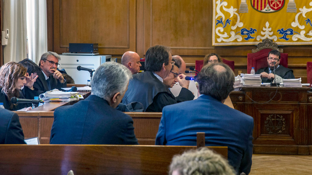 Imagen del grupo de abogados defensores durante la sesión celebrada ayer en la Audiencia Provincial. / kamarero