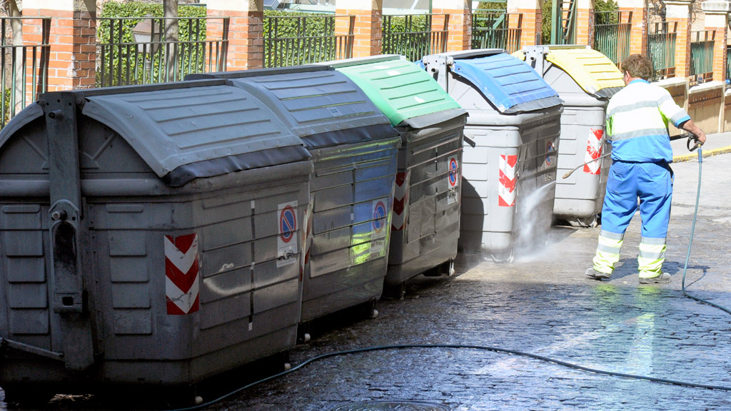 Un empleado de la actual concesionaria del servicio procede a limpiar el exterior de algunos contenedores actuales, los de mayor capacidad. / Kamarero