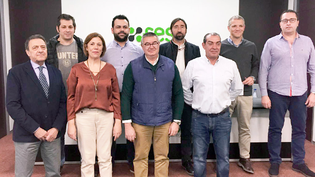 Moreno, en el centro, posa con la nueva directiva de la AIHS. / EL ADELANTADO