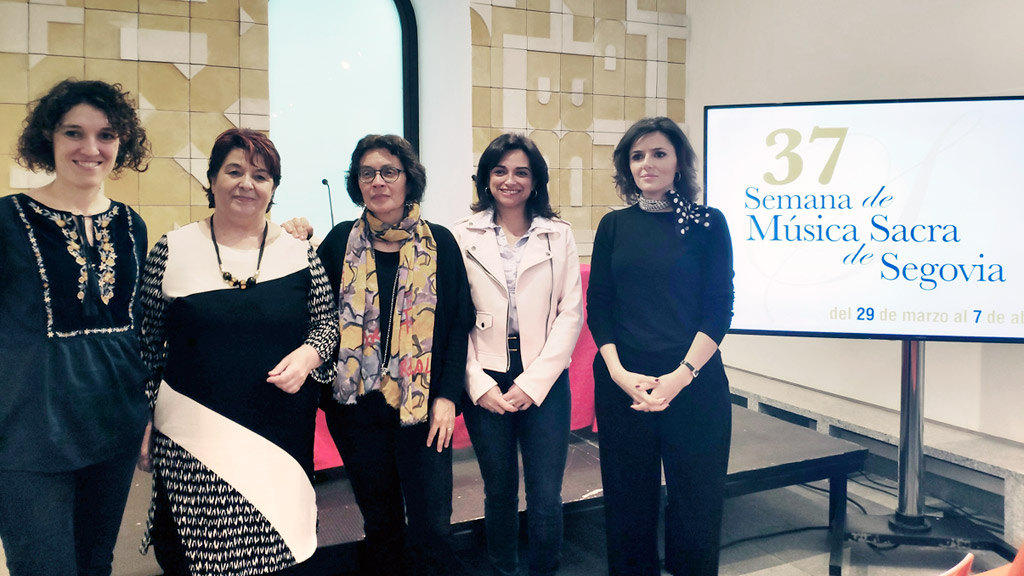 Noelia Gómez, Clara Luquero, Marifé Santiago, Alicia Palomo y Sara Dueñas, en la Casa de la Lectura. / E. A.