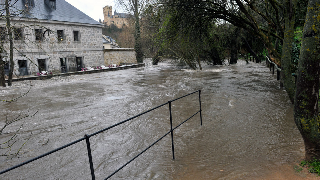Foto de archivo de la Casa de la Moneda, en la ribera del Eresma, una de las zonas inundables. / KAMARERO