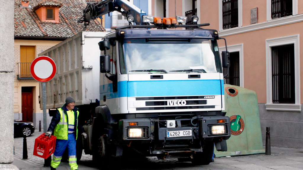 Uno de los camiones de recogida de la concesionaria actual. El Ayuntamiento prevé la renovación de la toda la flota. / Nerea Llorente