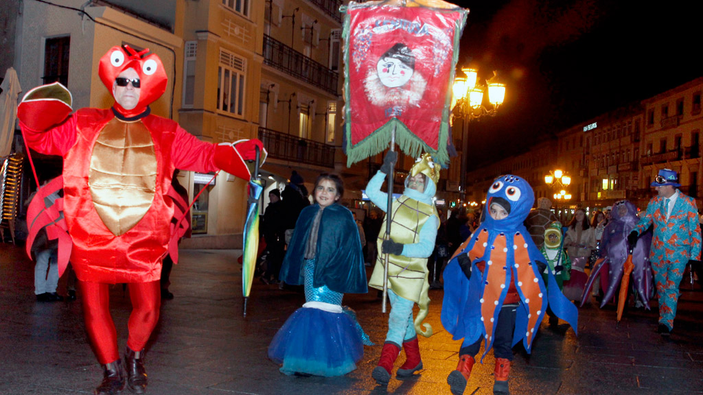 Integrantes de la comparsa La Semifusa, en el desfile del Martes de Carnaval del año pasado. / Nerea Llorente
