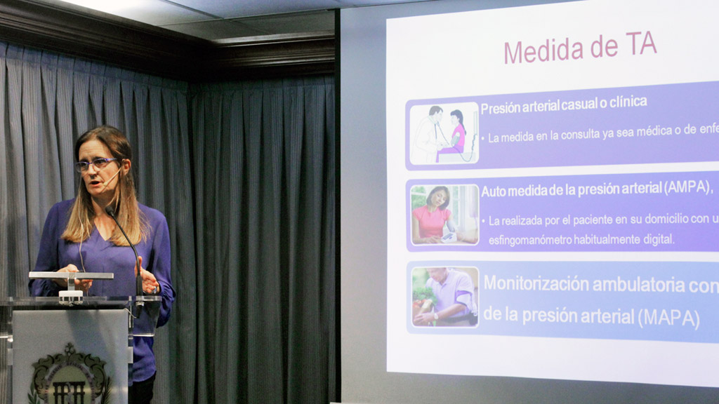 La doctora Fernández-Reyes, durante su intervención en el Colegio de Médicos de Segovia. / el adelantado