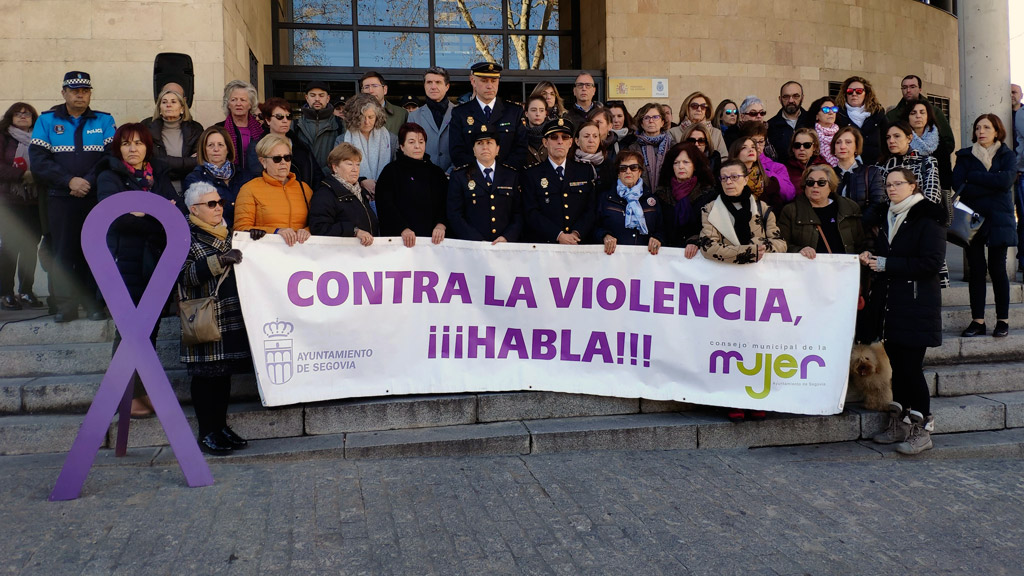 Concentración contra la violencia de género convocada por el Consejo Sectorial de la Mujer del Ayuntamiento el mes pasado en la Comisaría de Policía. / E. A.