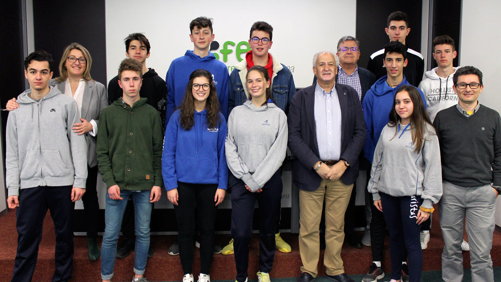 Alumnos de 1 de Bachillerato del Colegio Marista, con su profesora, Eva Matarranz, De Vicente y Sastre. / E. A.