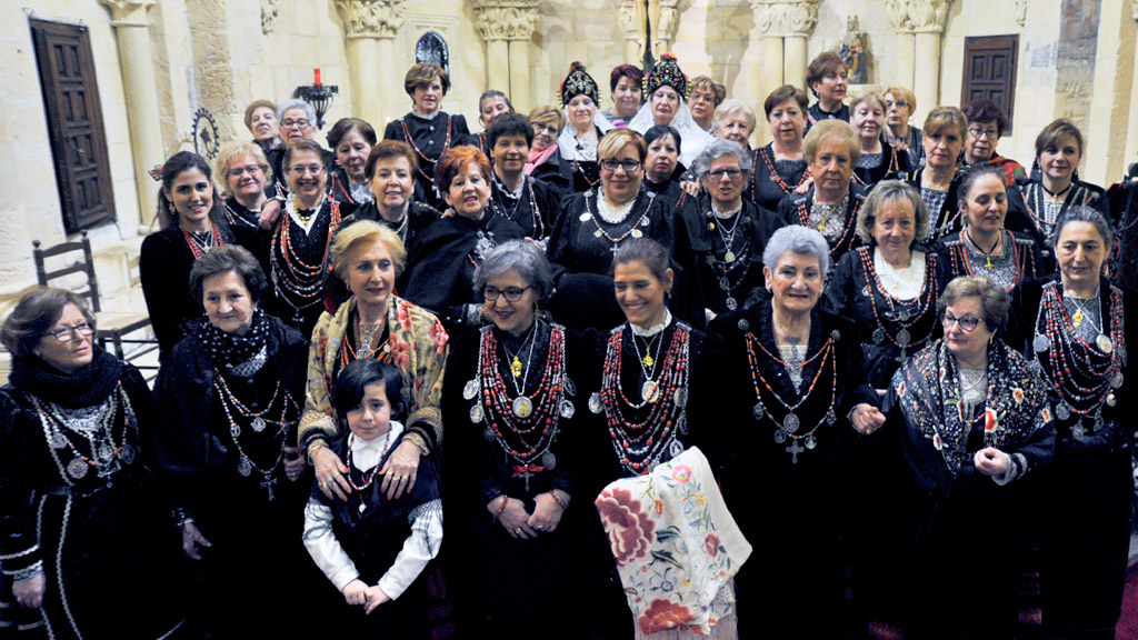 Las aguederas de San Millán posan juntas tras la misa./KAMARERO
