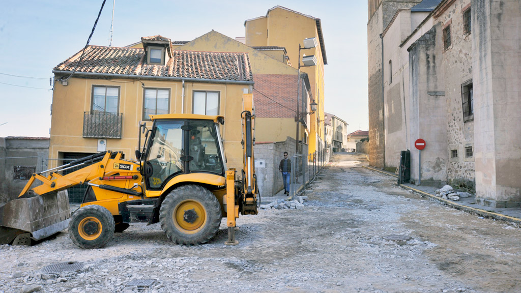 Las máquinas han comenzado a levantar esta semana el adoquinado de la calle del Alamillo. / Kamarero