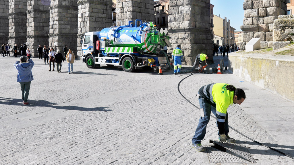 Los operarios de la empresa especializada trabajaron en la zona situada junto a la acera del carril de bajada. / Kamarero