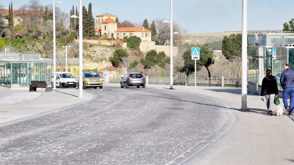 Curva de la avenida de Padre Claret que forma parte del tramo donde se cambiará adoquín por asfalto. / Kamarero