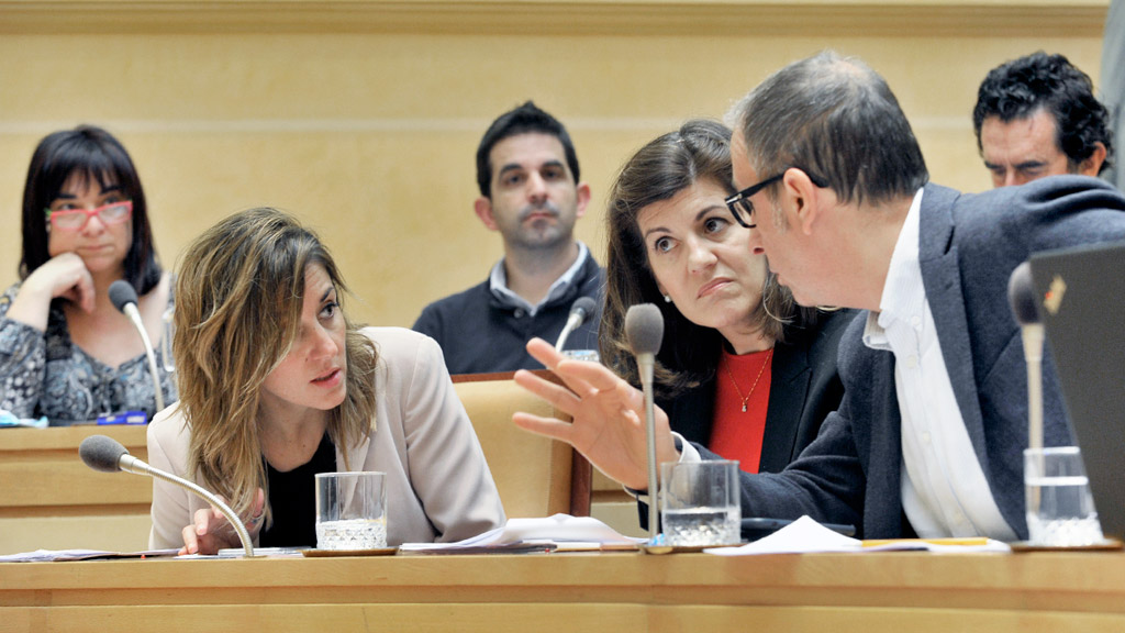 El PP dice que el malestar del Comité de FCC suma otro fracaso del PSOE 1 Fernández (izqd.), junto a los dos viceportavoces del PP, Azucena Suárez y José Luis Huertas, en el pleno de noviembre. / Kamarero