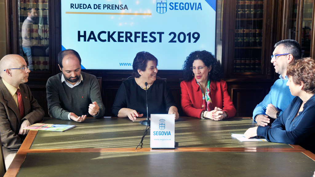 Los representantes de las instituciones y empresas que promueven la iniciativa, en rueda de prensa. / Kamarero