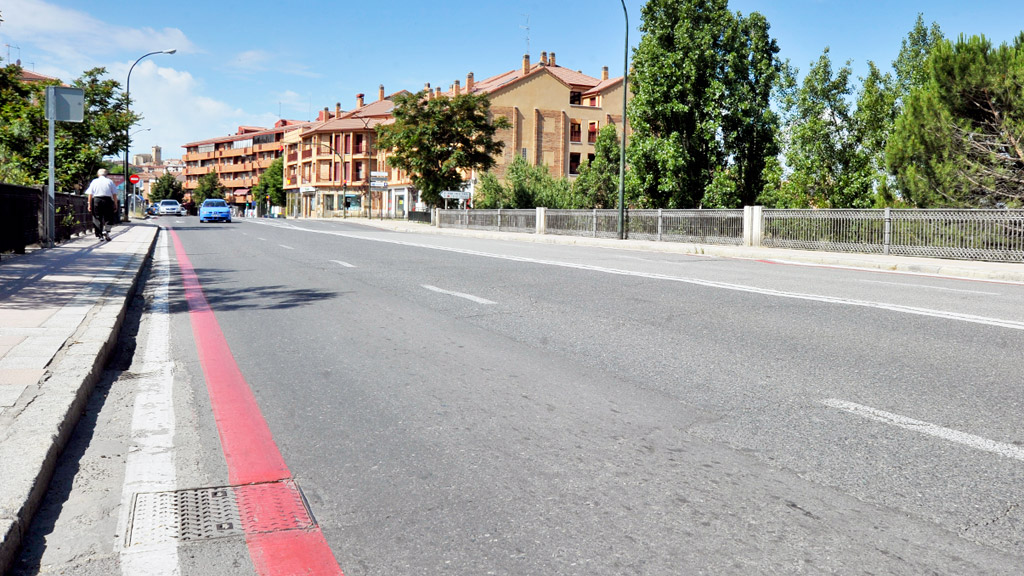 Puente sobre el río Ciguiñuela, en la avenida de Vía Roma del barrio de San Lorenzo. / Kamarero