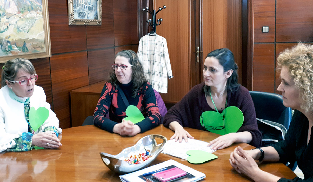 La subdelegada del Gobierno, Lirio Martín, escucha a las representantes de la AMPA y de Aspace. /P. B.