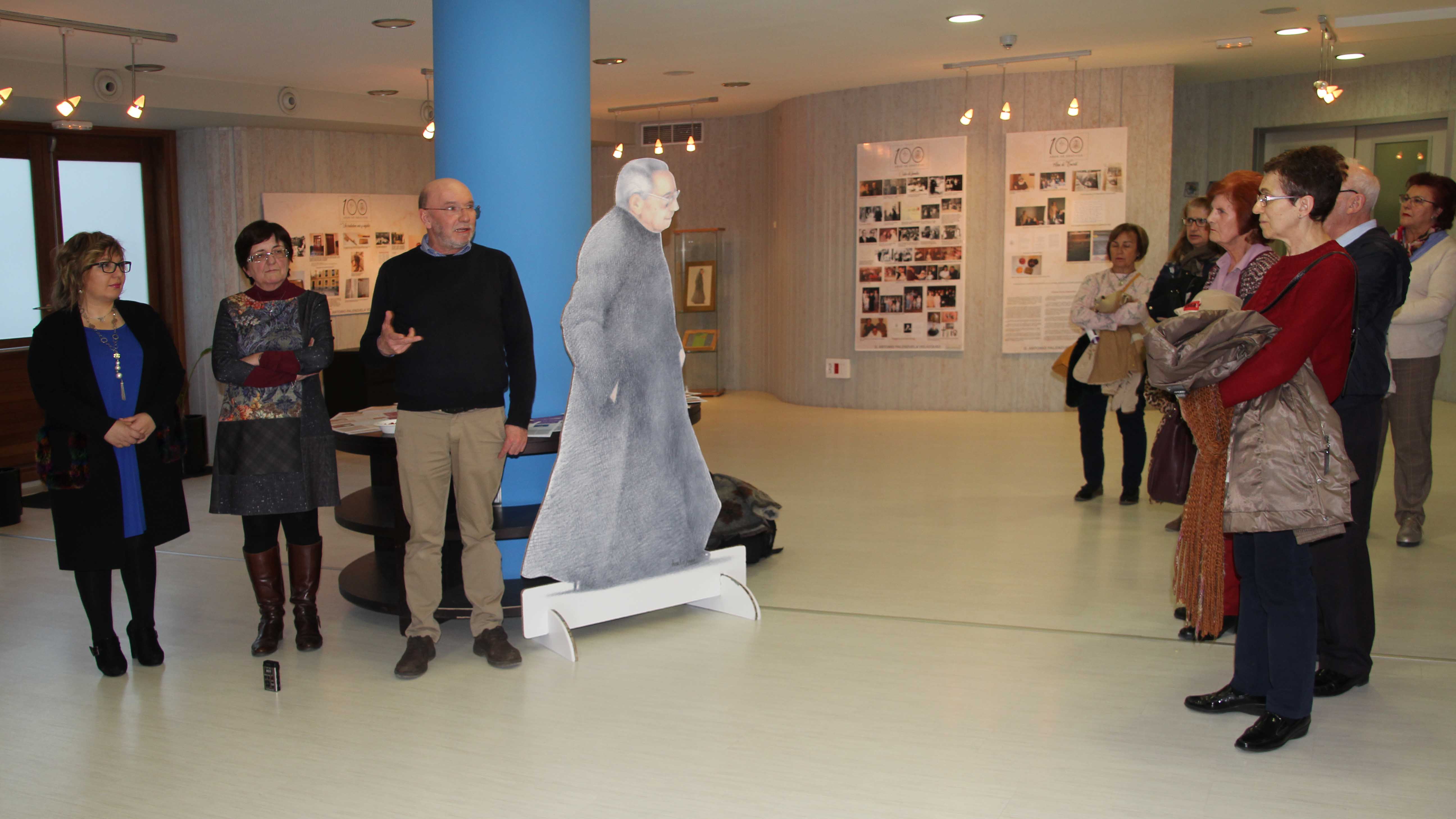 Instantes de la inauguración de la exposición ‘100 años de gratitud’ en la sala cultural Alfonsa de la Torre./c. núñez