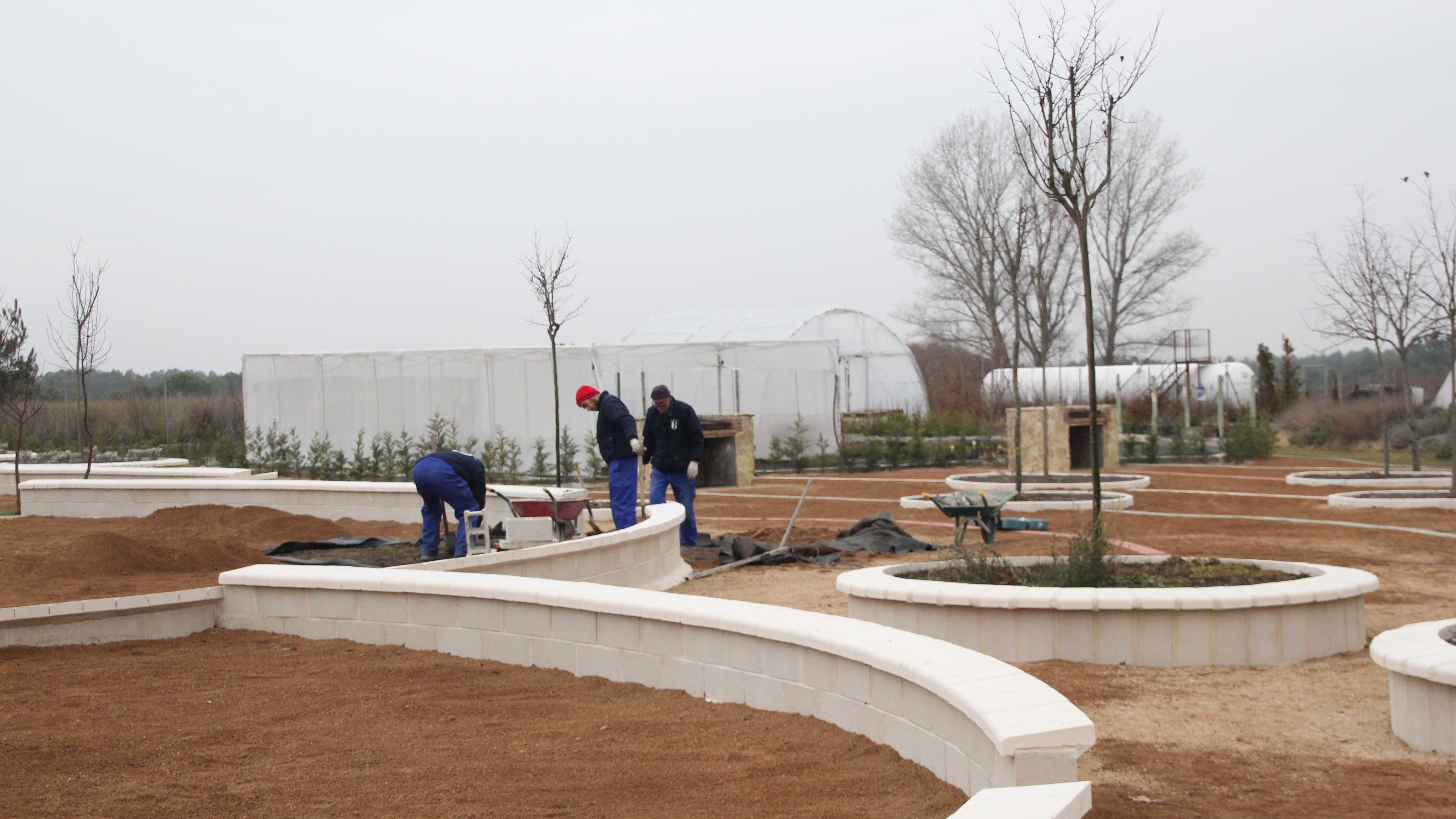 Trabajos de jardinería en el parque ambiental de FEMUR, en Hontalbilla./c. núñez