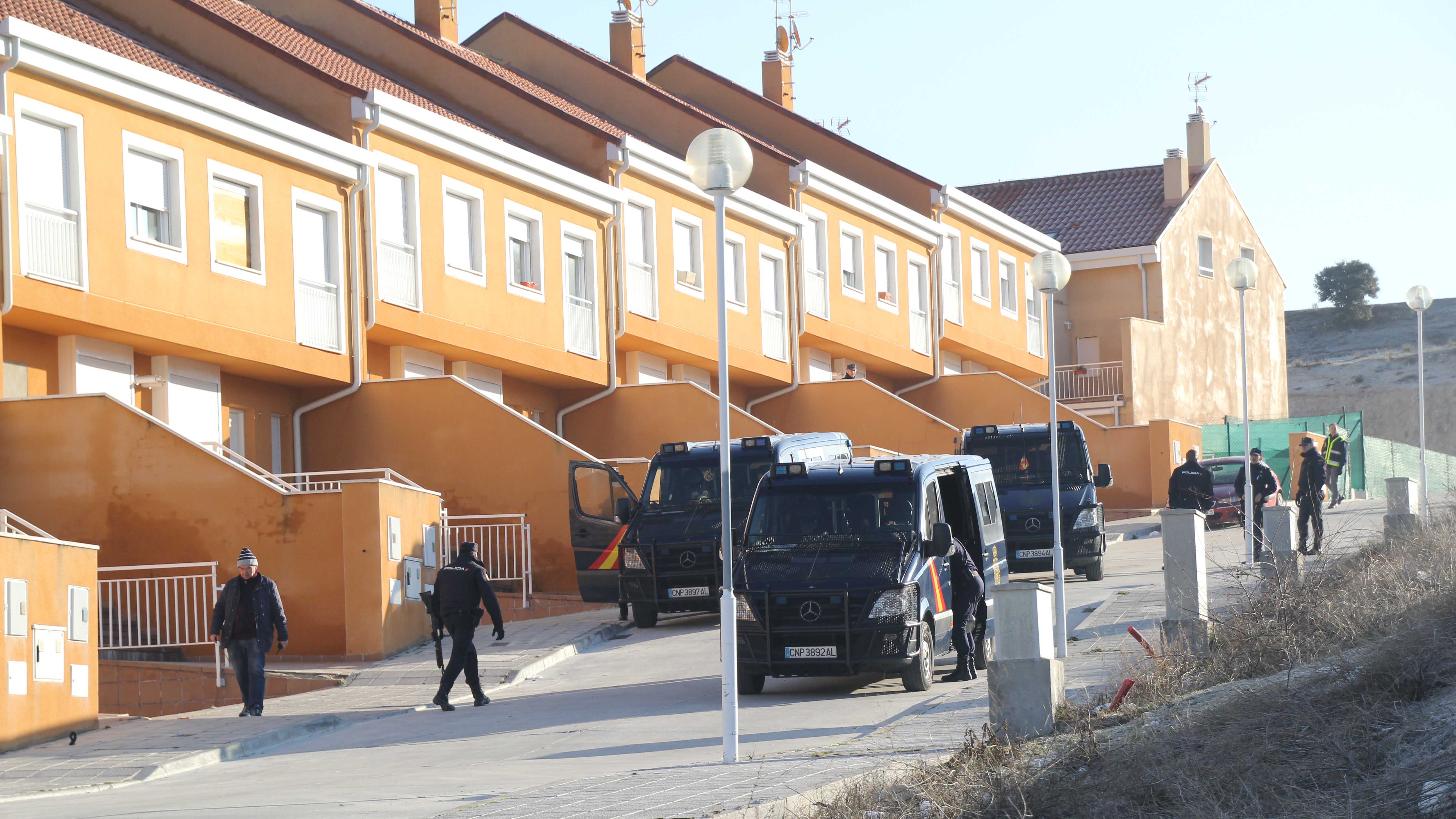 Operación de desalojo de ocupas en la urbanización hace un año./c. núñez