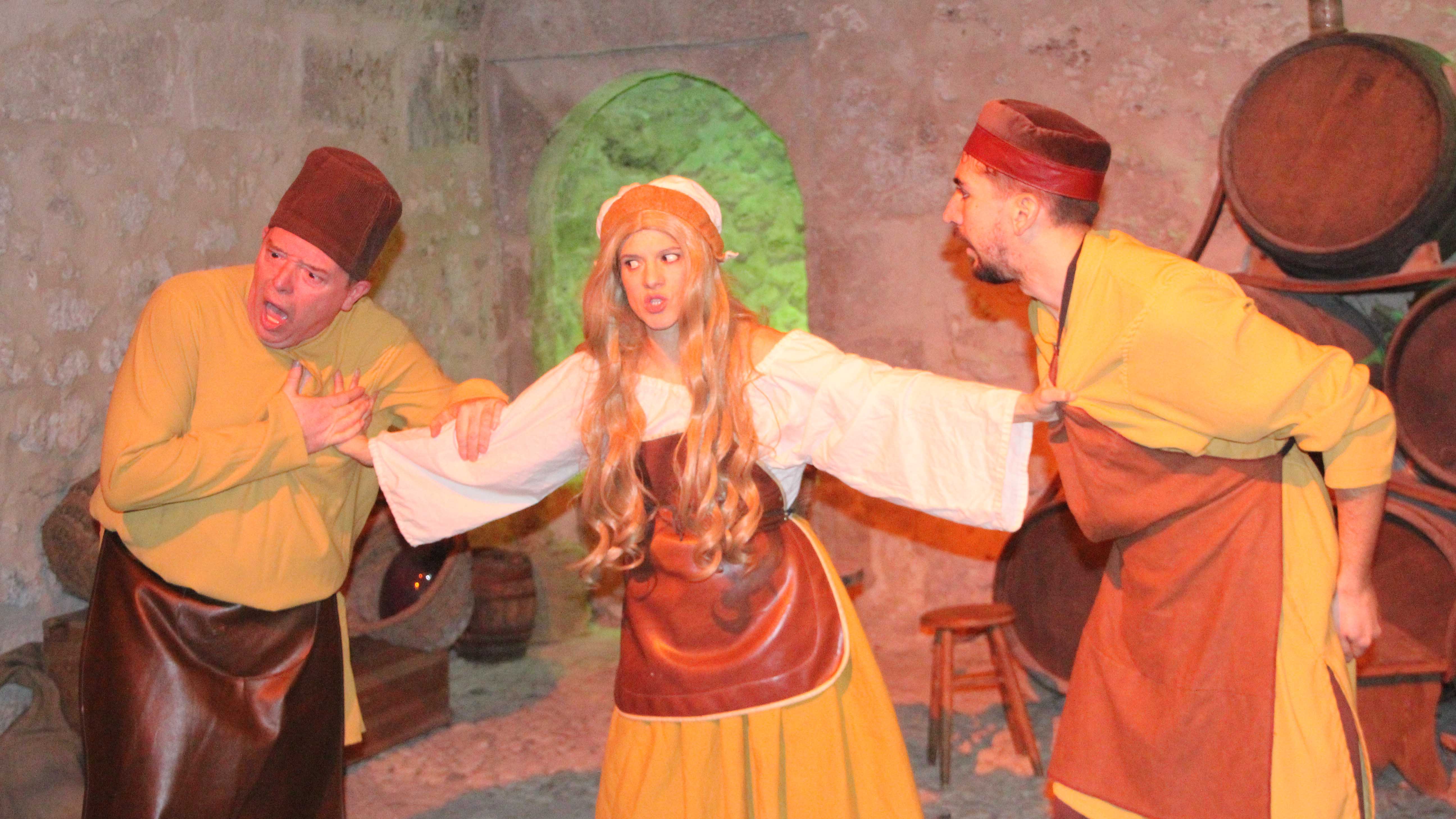 Instante de la presentación de la nueva obra teatralizada en el Castillo de Cuéllar, que une nobleza y servidumbre con historia y comedia./ c.n.