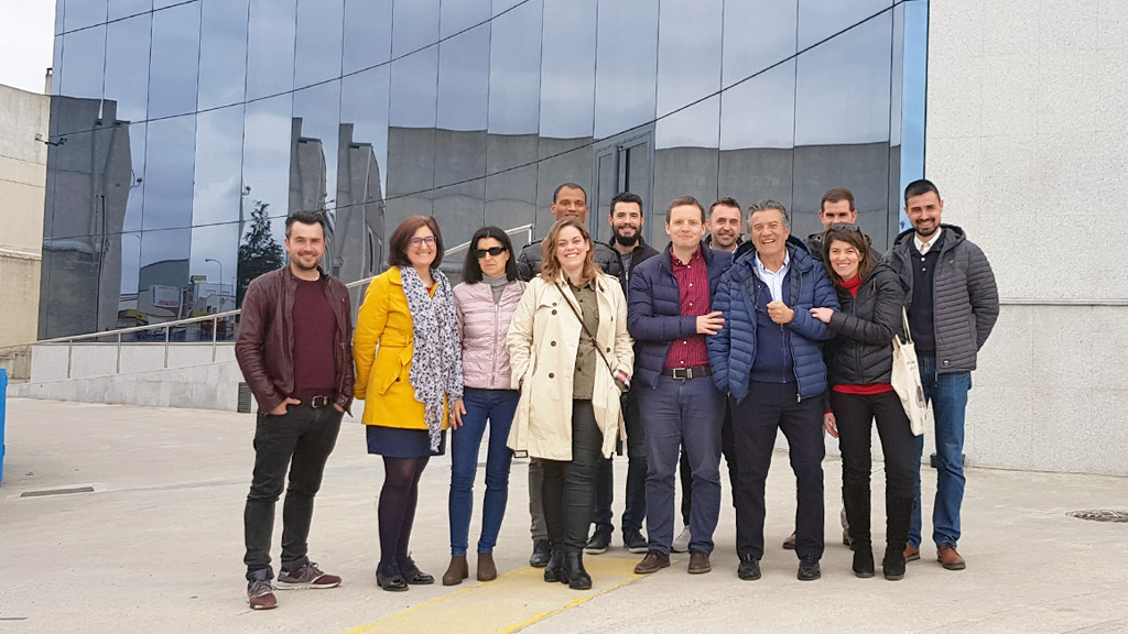 Los miembros de AJE, con el director de Drylock, en su sede del polígono industrial de Hontoria. / el adelantado