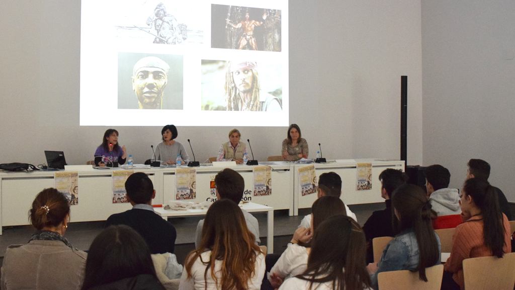 Un momento de la presentación del almanaque educativo, en la Biblioteca Pública de Segovia. / ROCÍO PARDOS