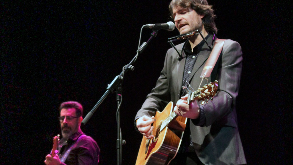David Copper, durante el concierto que ofreció el viernes 15 en el Teatro Juan Bravo. / E. A.