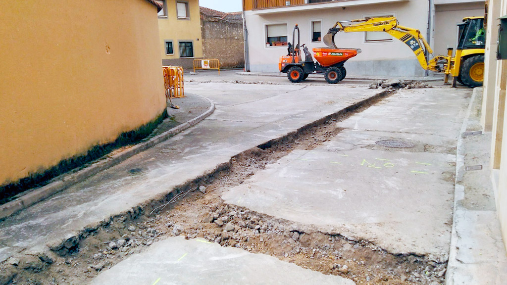 La maquinaria procede a retirar el pavimento en las calles de Zamarramala afectadas por el proyecto. / E. A.