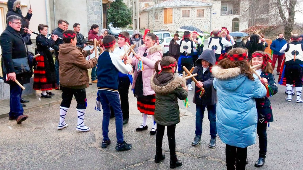 Hontoria celebra la fiesta de la Virgen de las Candelas 1 Danza de paloteo en honor a la Virgen de las Candelas en Hontoria. / A. Cabrera