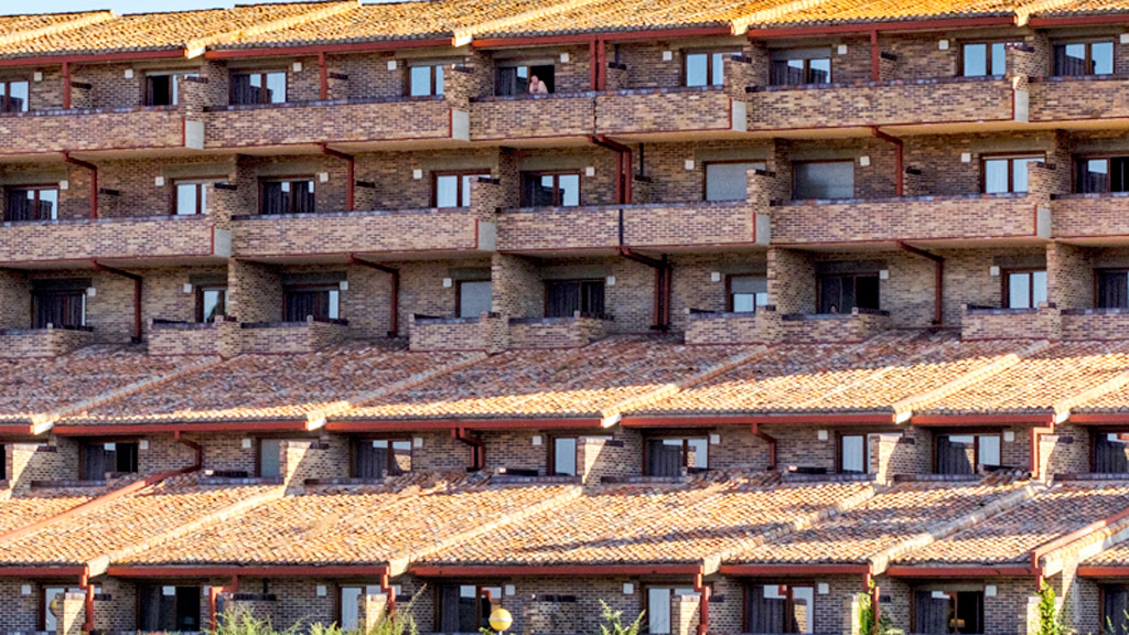 Vista desde el exterior de varias terrazas de las habitaciones del Parador 
de Turismo de la capital segoviana. / Kamarero