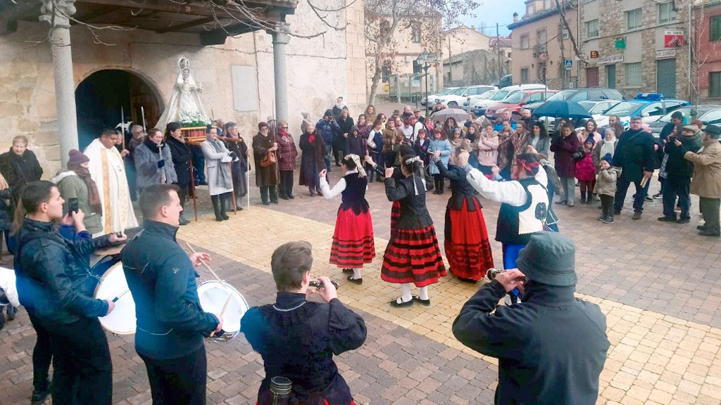 Hontoria celebra la fiesta de la Virgen de las Candelas 2 10 3a cabrera hontoria procesion candelas