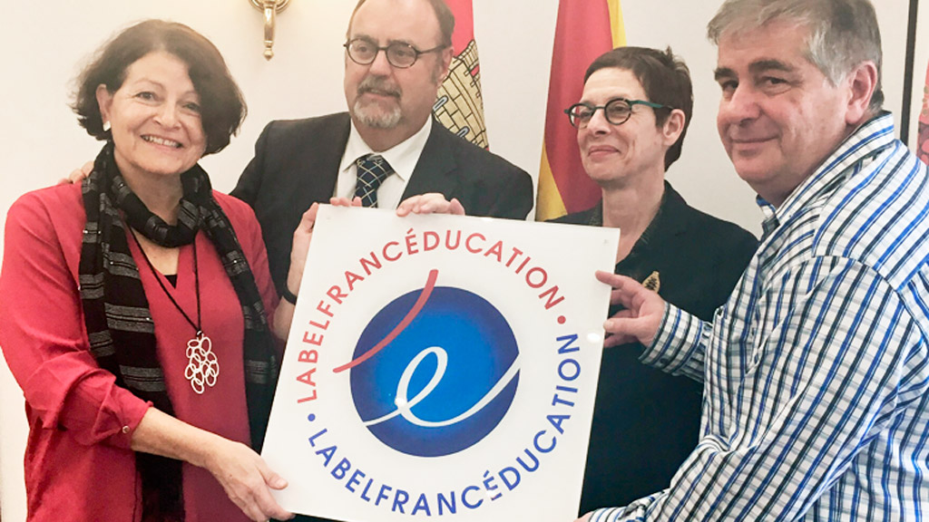 Representantes del instituto La Albuera recogen el sello francés de calidad. / E. A.