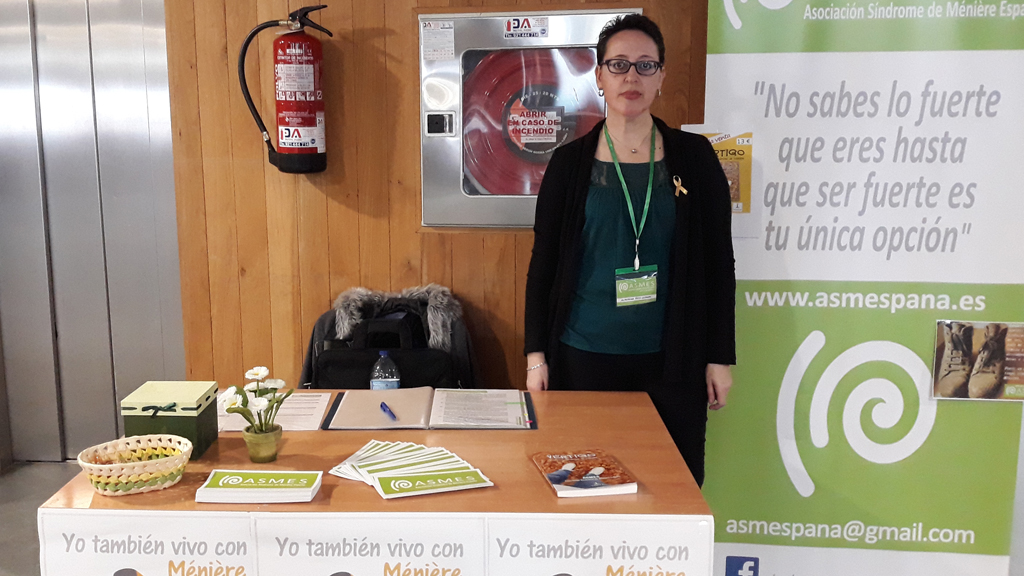 La socia-colaboradora de la Asociación Síndrome de Ménière, Almudena Rico, en el vestíbulo del Hospital General. / E. A.