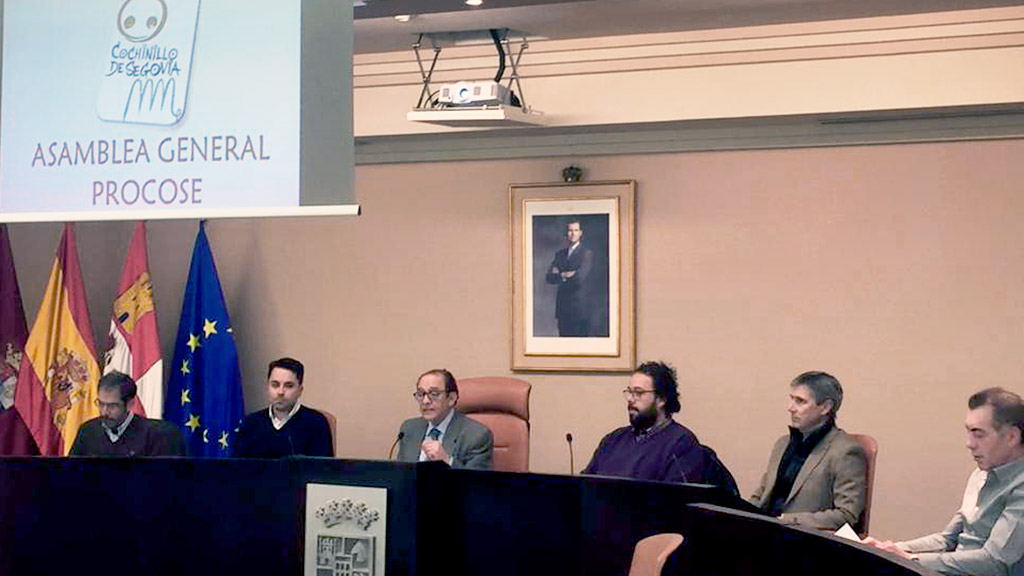 José María Ruiz ( en el centro) resultó reelegido presidente de la asociación en la asamblea de ayer. /KAMARERO