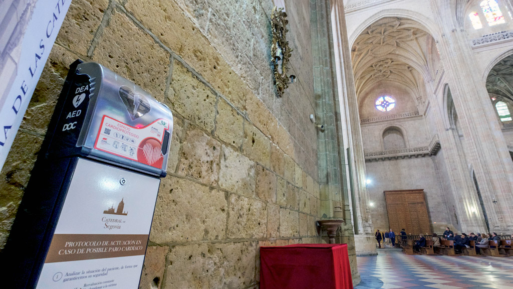 El desfibrilador se encuentra a la entrada de la Catedral. / el adelantado