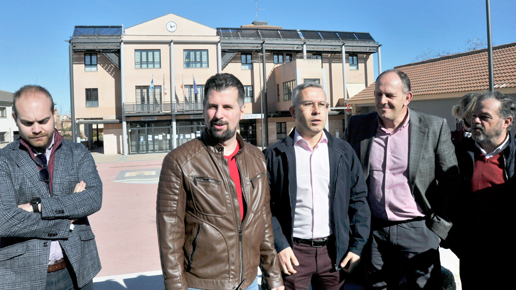 Luis Tudanca, acompañado del candidato de Palazuelos, el secretario provincial y otros miembros del PSOE. / kamarero