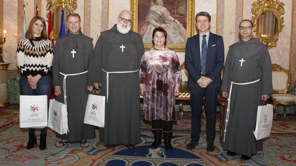 Luis Miguel Martel, en el centro junto a la alcaldesa,  fue recibido en la Casa Consistorial./ NEREA LLORENTE