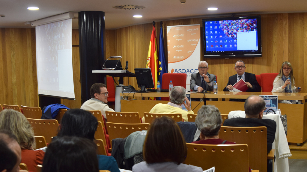 Enrique Guilabert, Javier López-Escobar y María de Pablos inauguraron las IV Jornadas Sanitarias Aspace. / ROCIO PARDOS