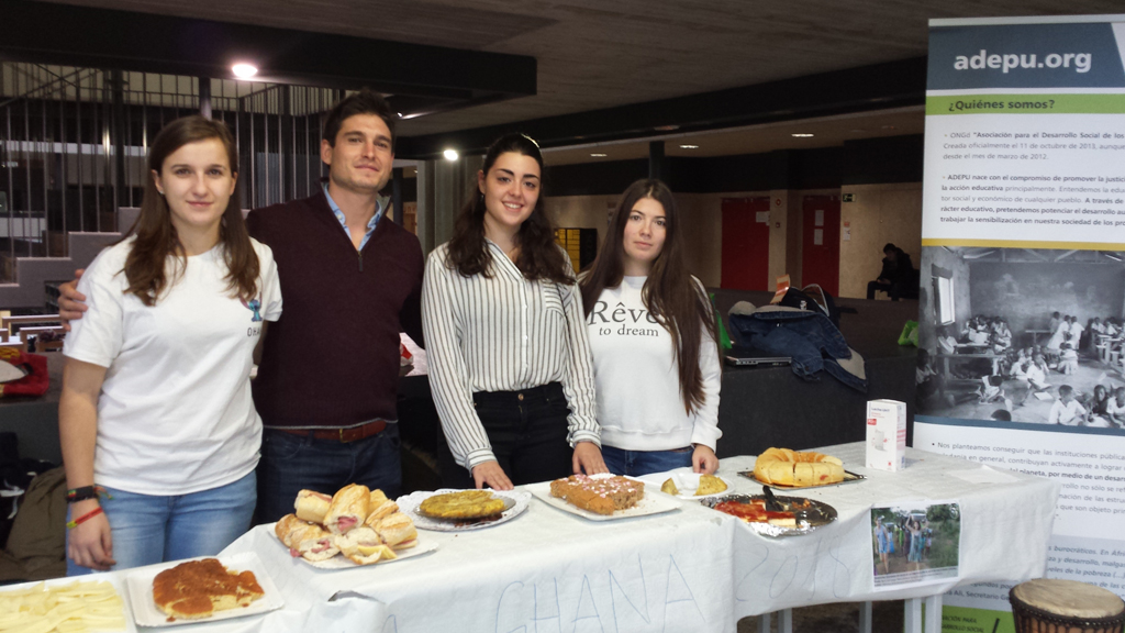 Desayuno solidario de la Asociación para el Desarrollo social de los Pueblos, con sede en el Campus María Zambrano. / E. A.