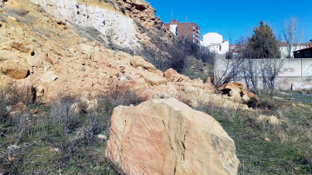 Varias rocas se desprendieron en la zona de Las Lastras hace casi un año y aún siguen presentes en la zona. / EL ADELANTADO