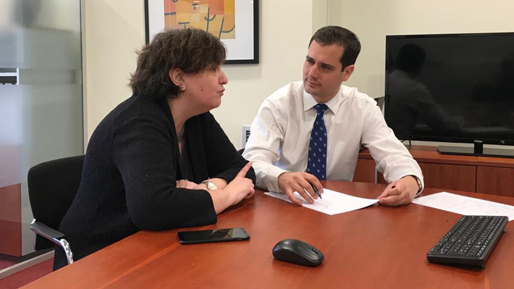 Pablo Pérez en la reunión con Susana Guri, presidenta de la asociación Autismo Segovia.